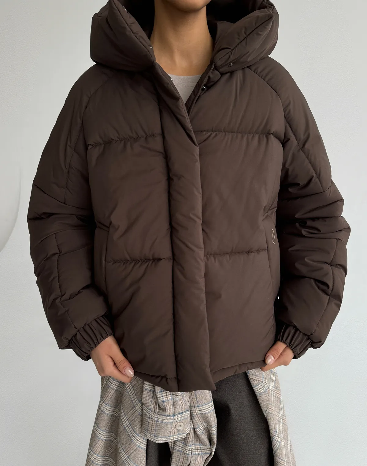 Куртка жіноча утеплена з коміром-стійкою середньої довжини, коричнева - Фото 1