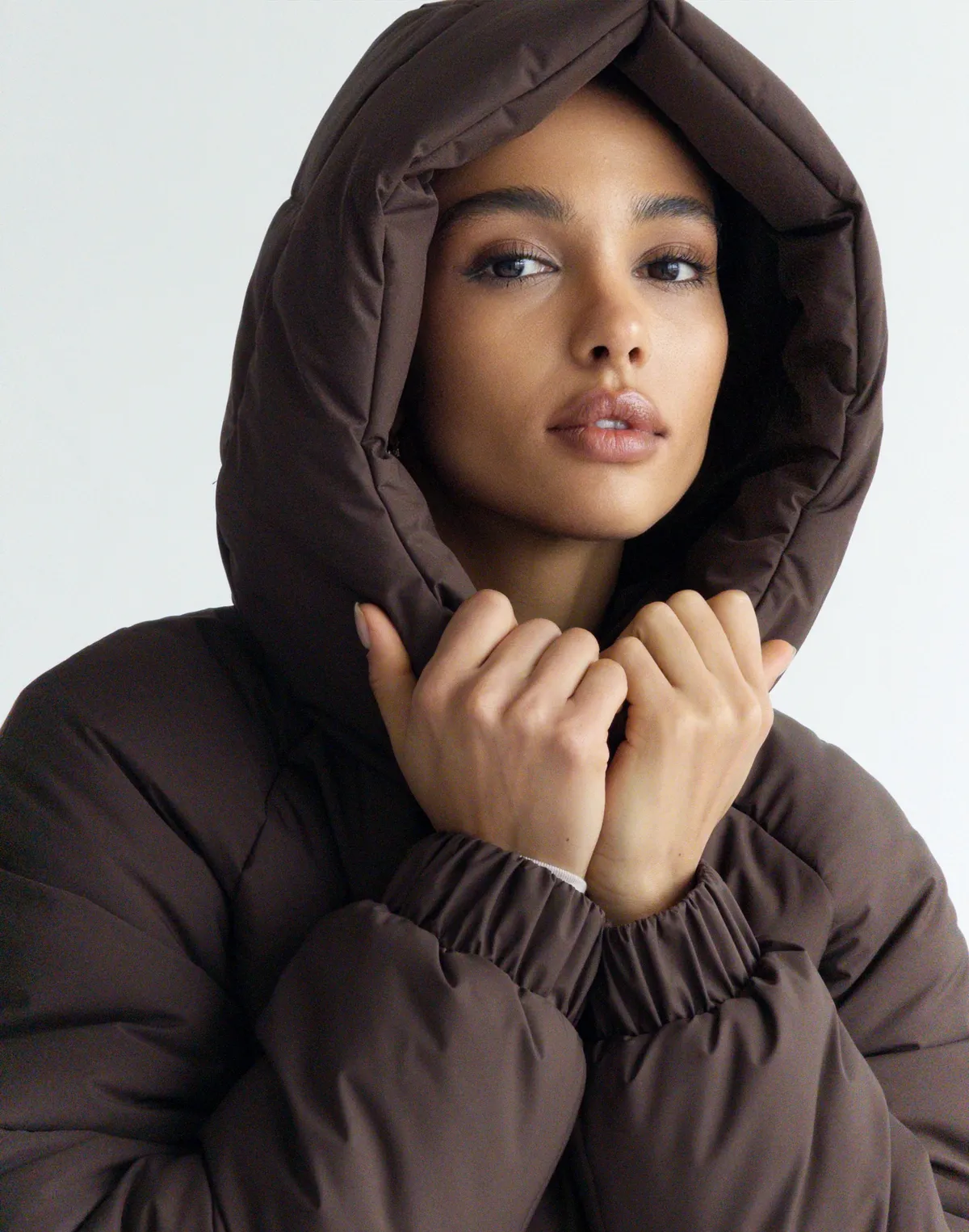 Куртка жіноча утеплена з коміром-стійкою середньої довжини, коричнева - Фото 5