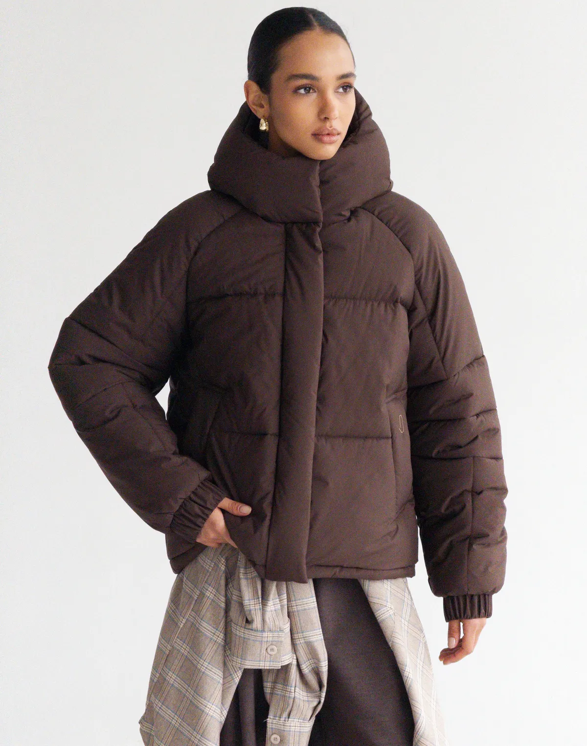 Куртка жіноча утеплена з коміром-стійкою середньої довжини, коричнева - Фото 7