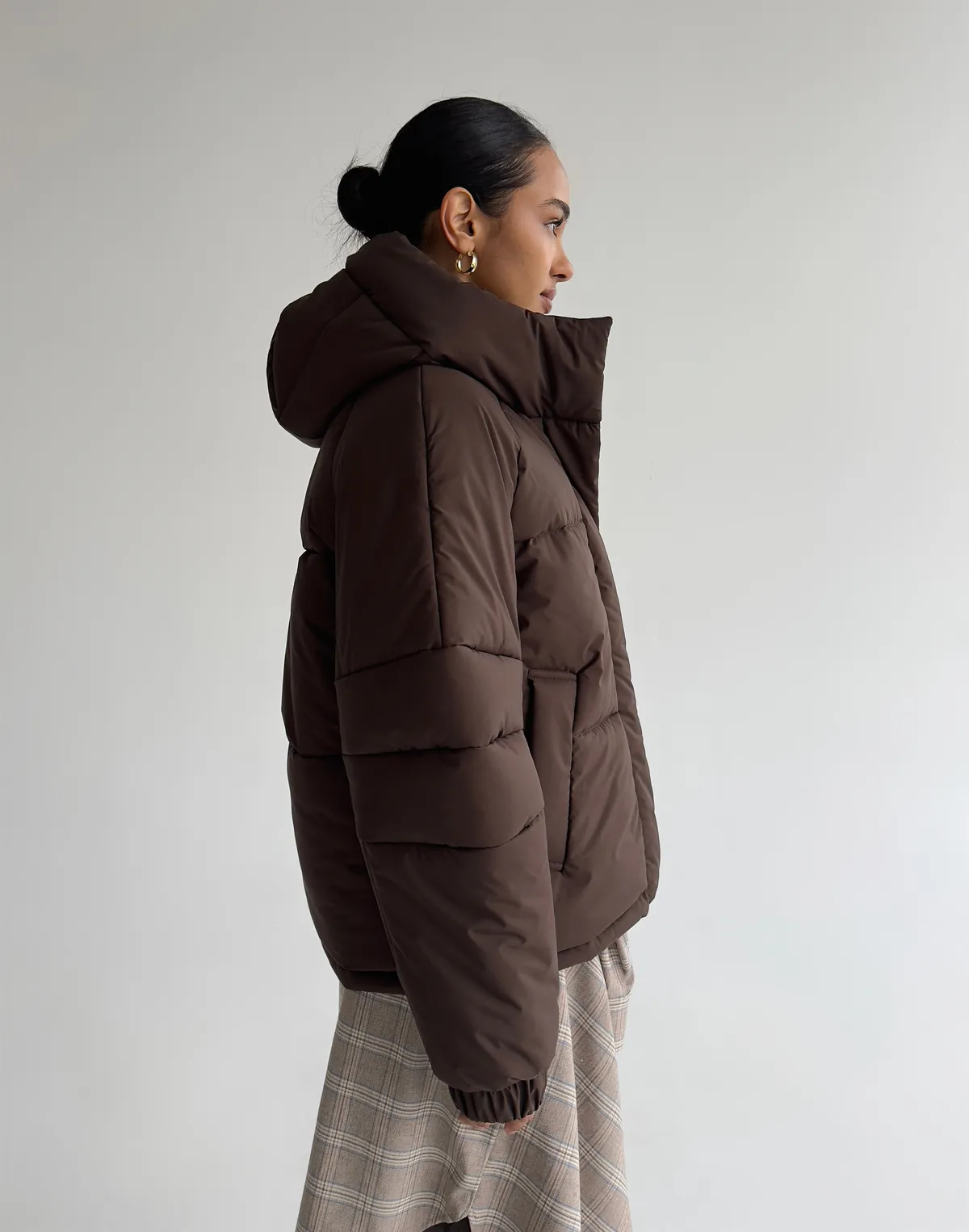 Куртка жіноча утеплена з коміром-стійкою середньої довжини, коричнева - Фото 4