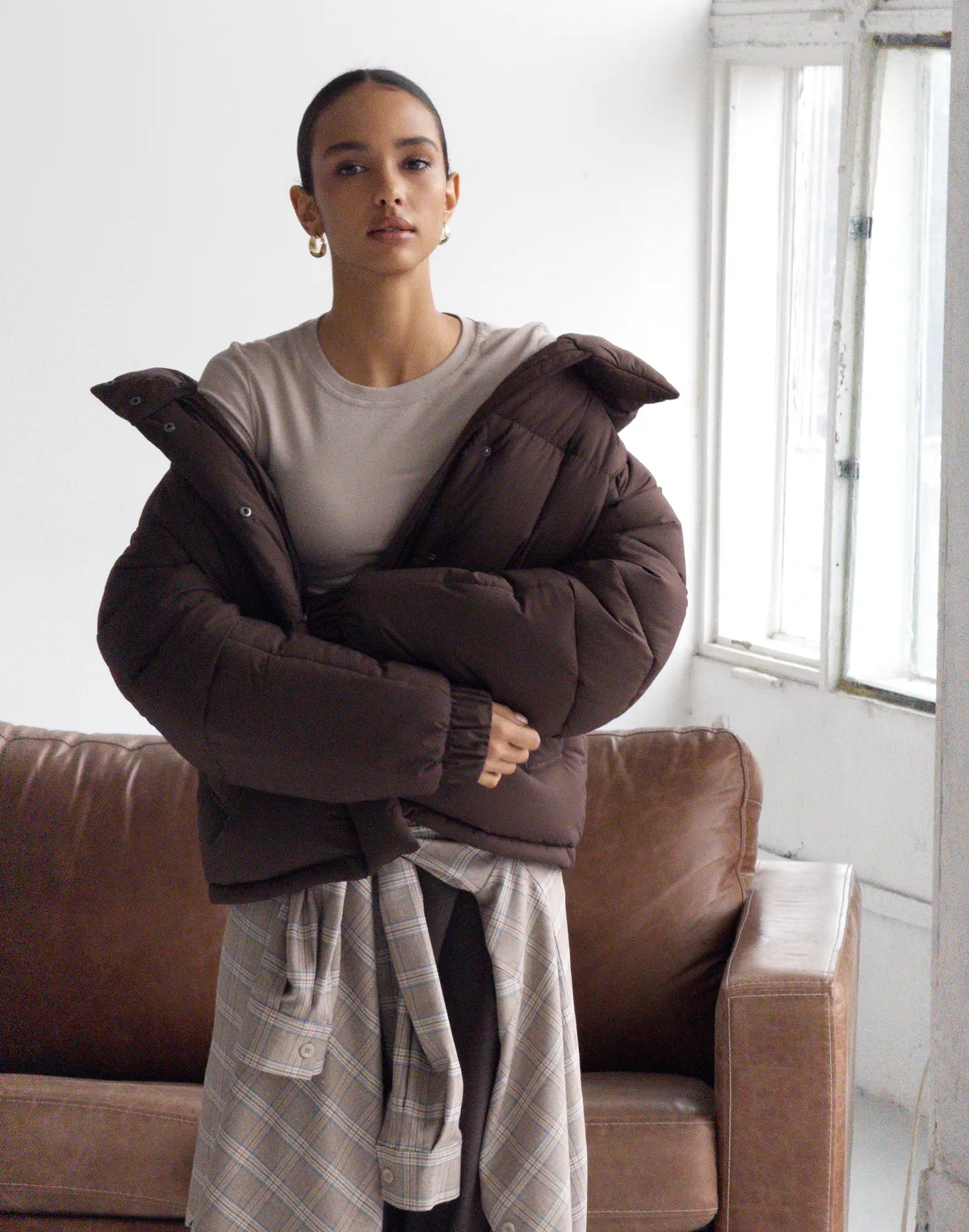 Куртка жіноча утеплена з коміром-стійкою середньої довжини, коричнева - Фото 3