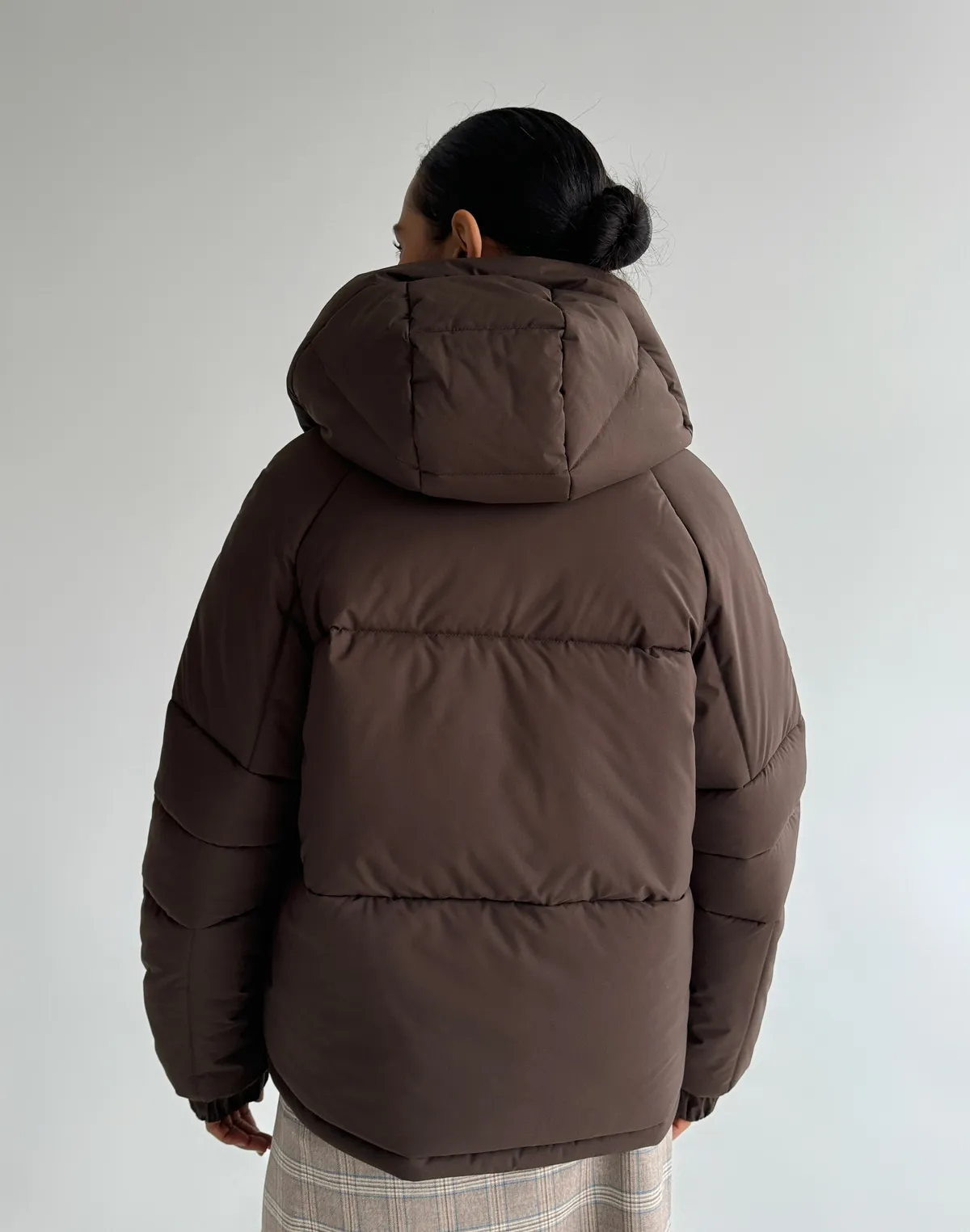 Куртка жіноча утеплена з коміром-стійкою середньої довжини, коричнева - Фото 2