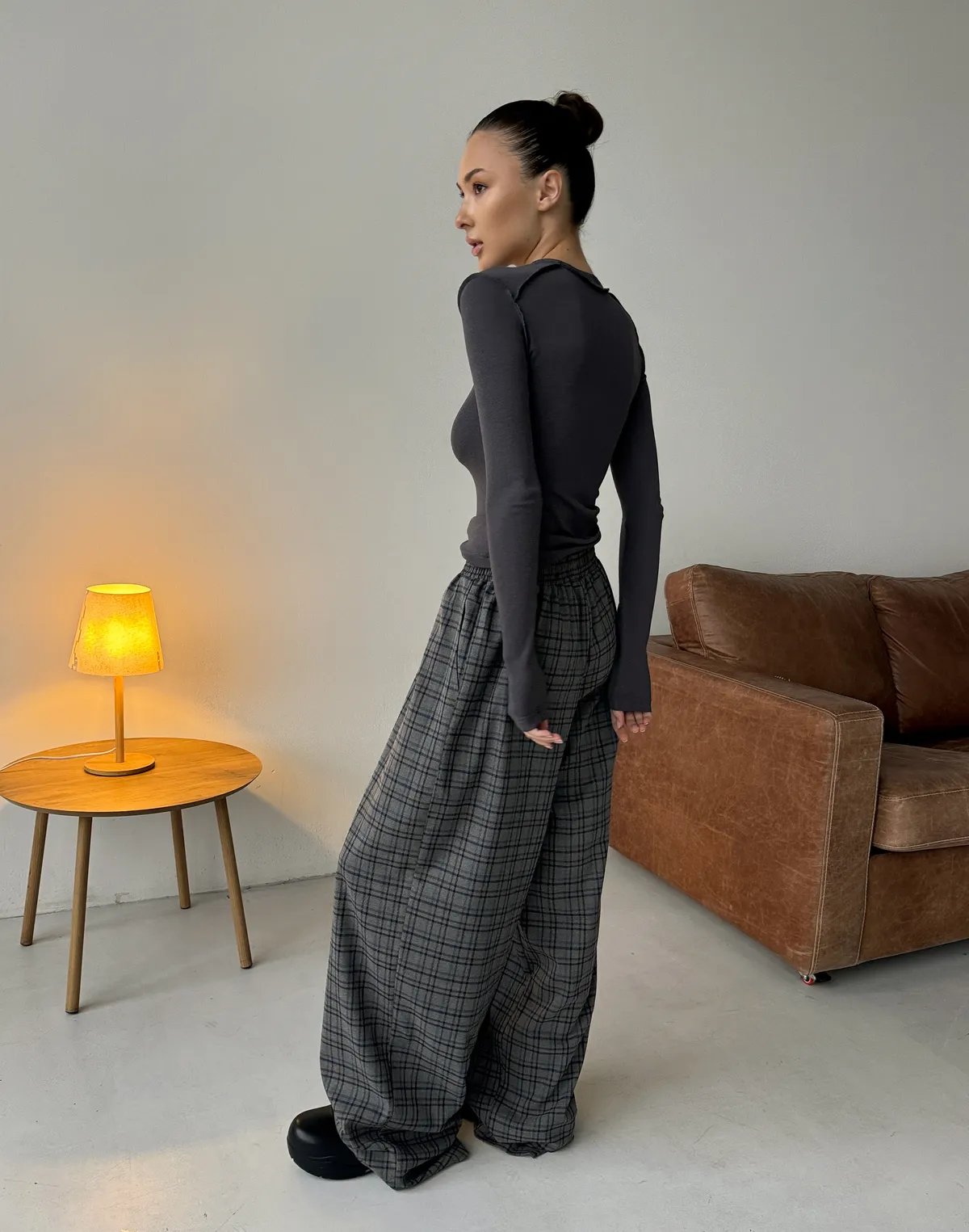 Штани у клітинку осінні у піжамному стилі, сіро-денімова клітинка - Фото 4