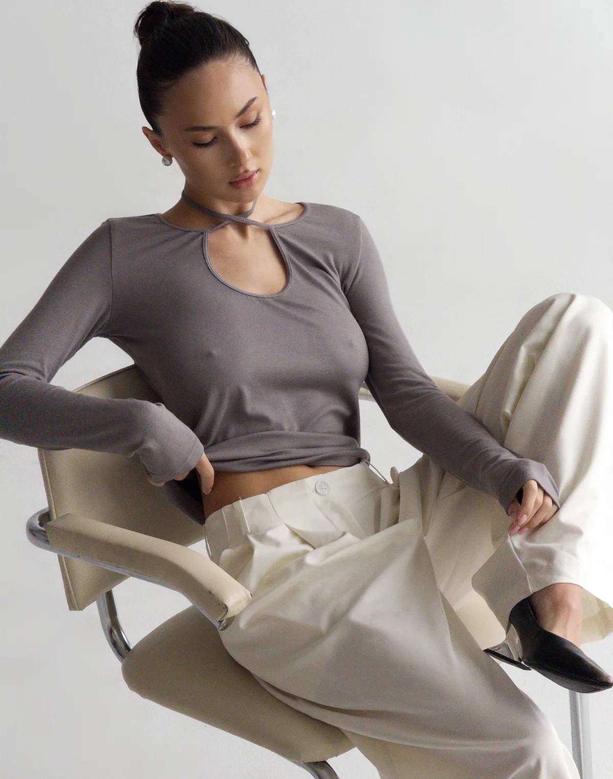 Лонгслів на зав'язці приталений, сірий - Фото 7