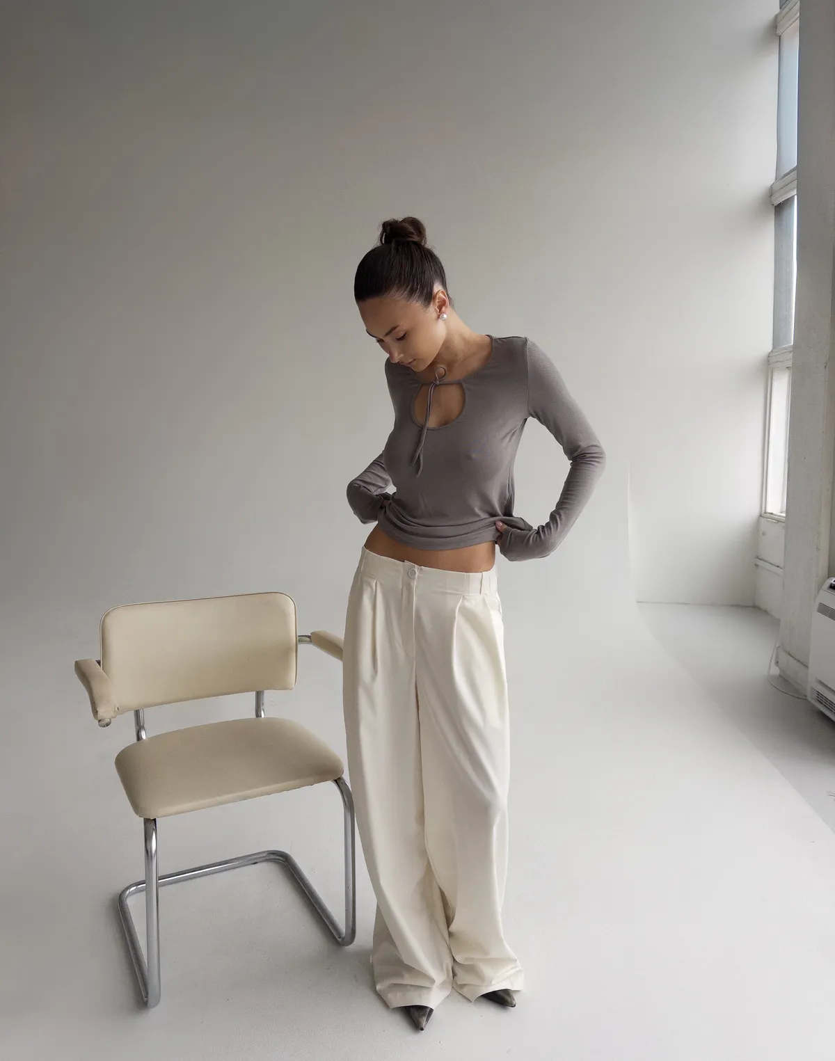 Лонгслів на зав'язці приталений, сірий - Фото 4