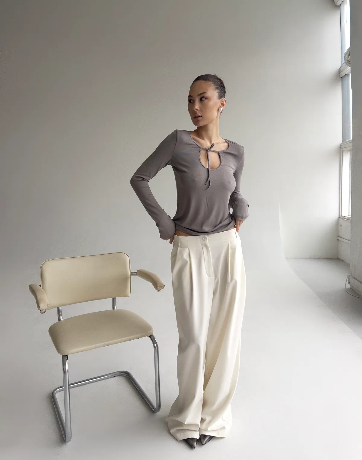 Лонгслів на зав'язці приталений, сірий - Фото 3