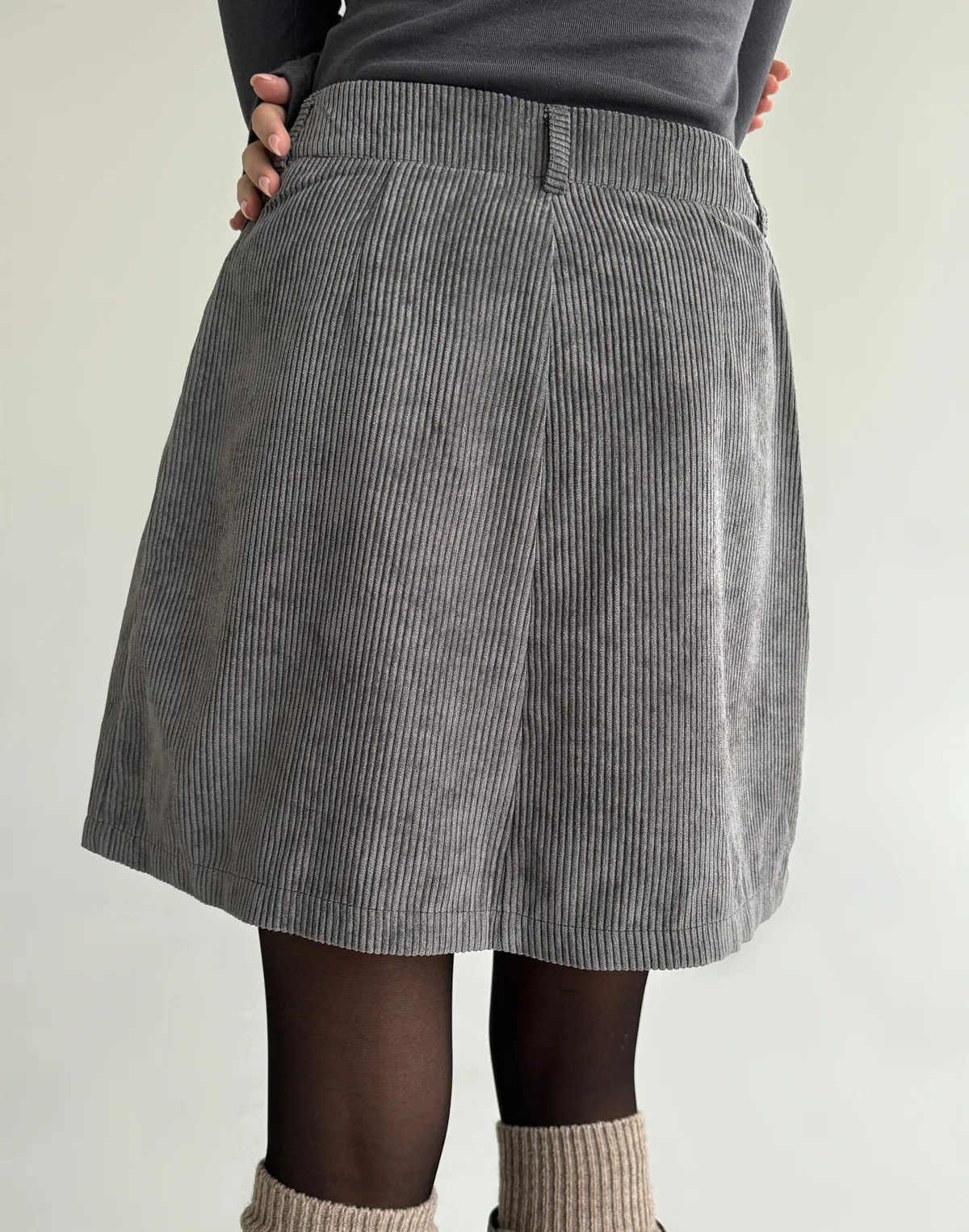 Спідниця міні вельветова, сіра - Фото 2