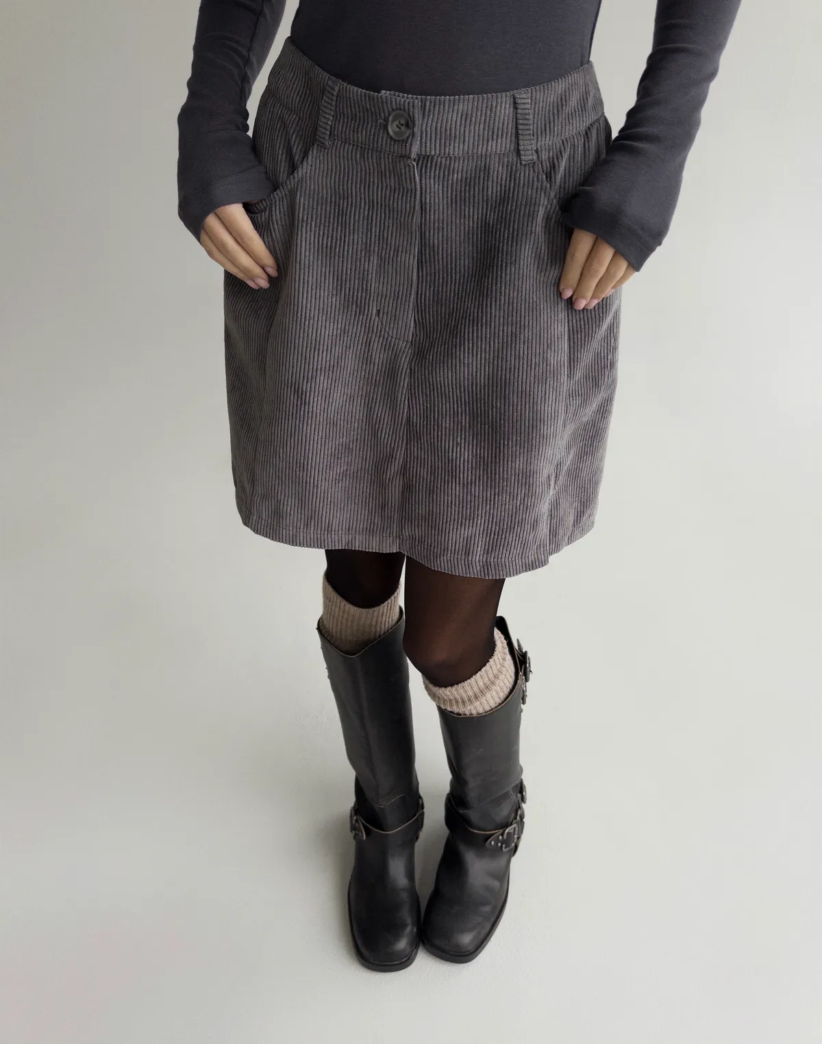 Спідниця міні вельветова, сіра - Фото 4