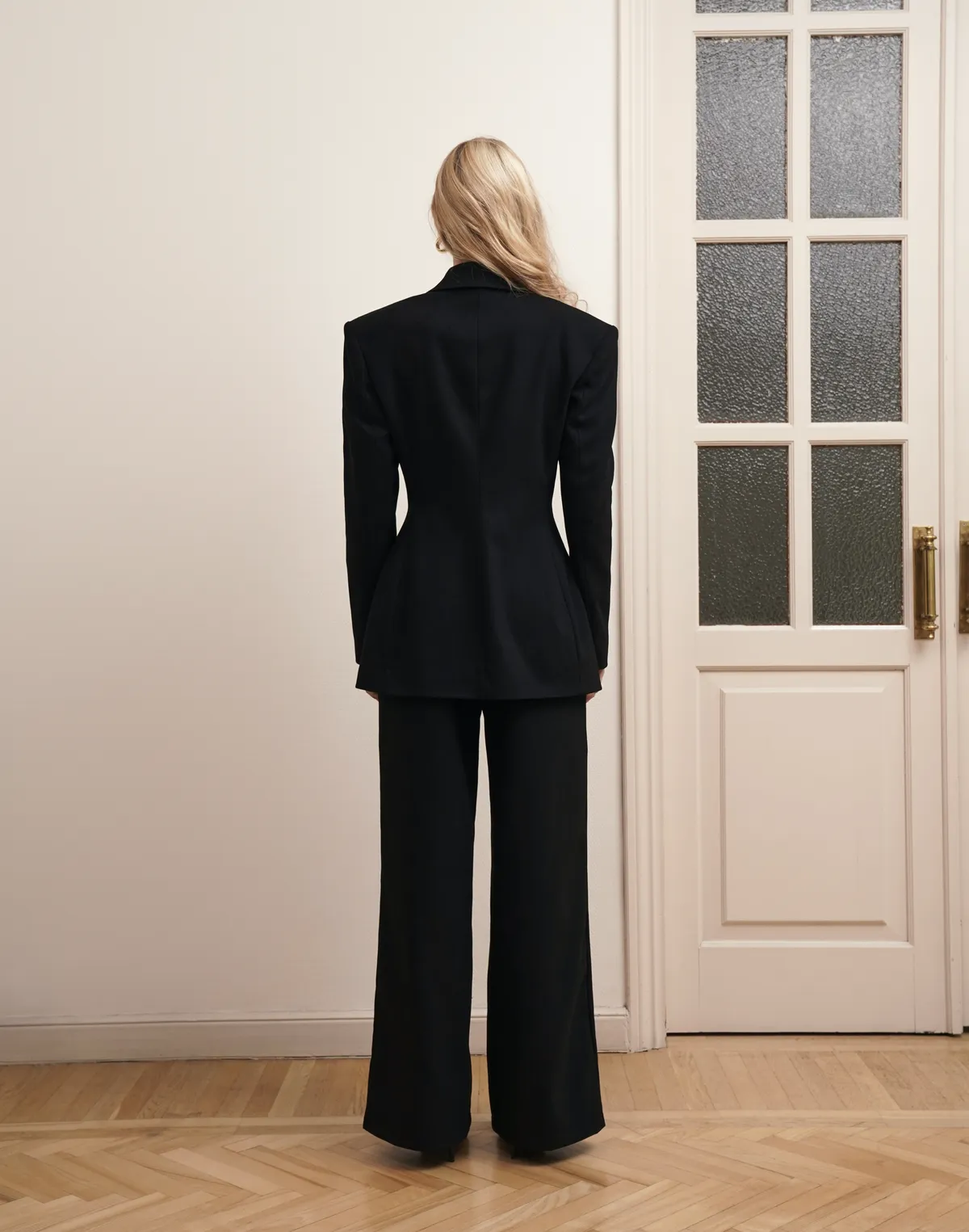 Комплект жакет з акцентною талією та штани прямого крою з високою посадкою, чорні - Фото 2