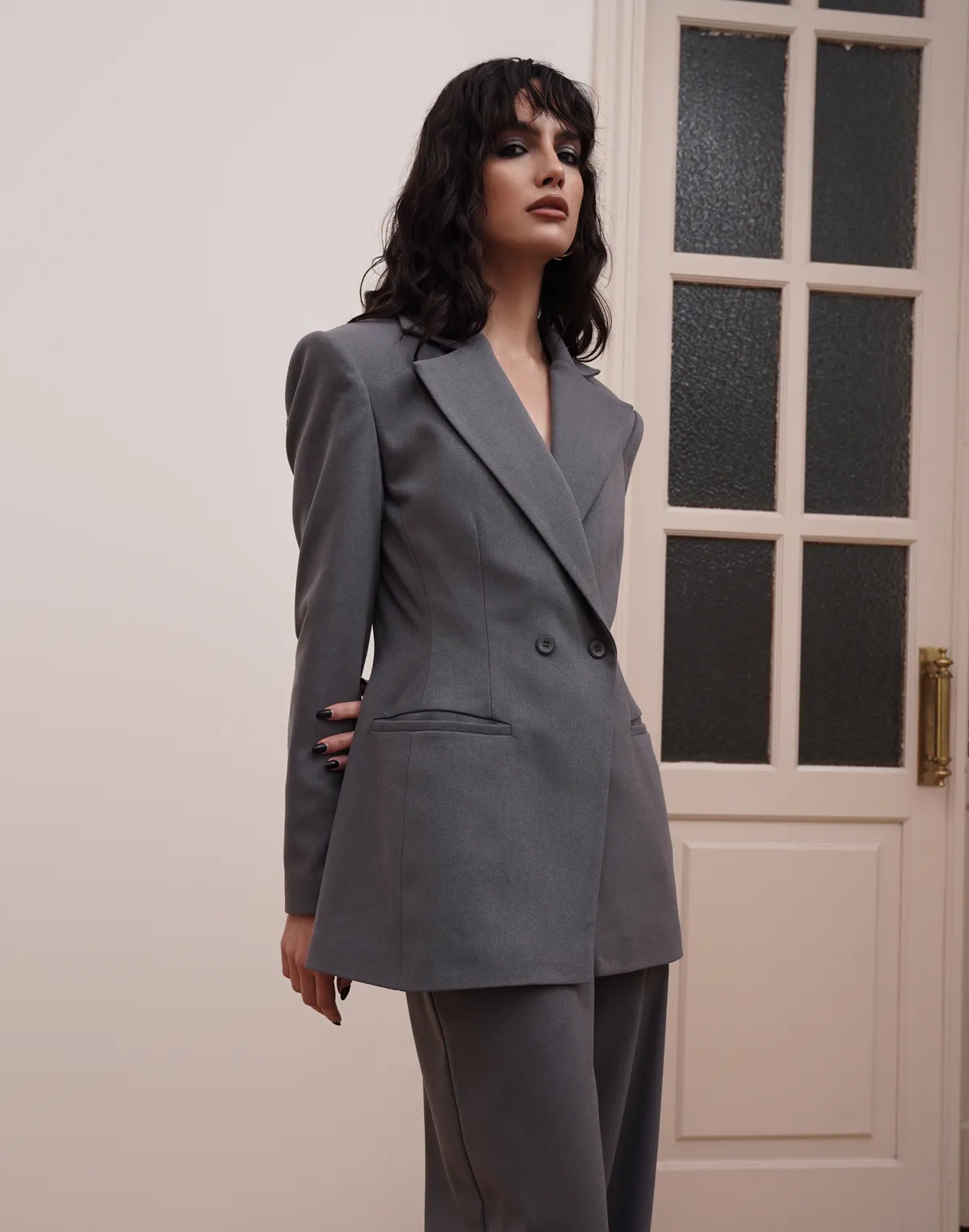 Комплект жакет з акцентною талією та штани прямого крою з високою посадкою, графіт - Фото 3