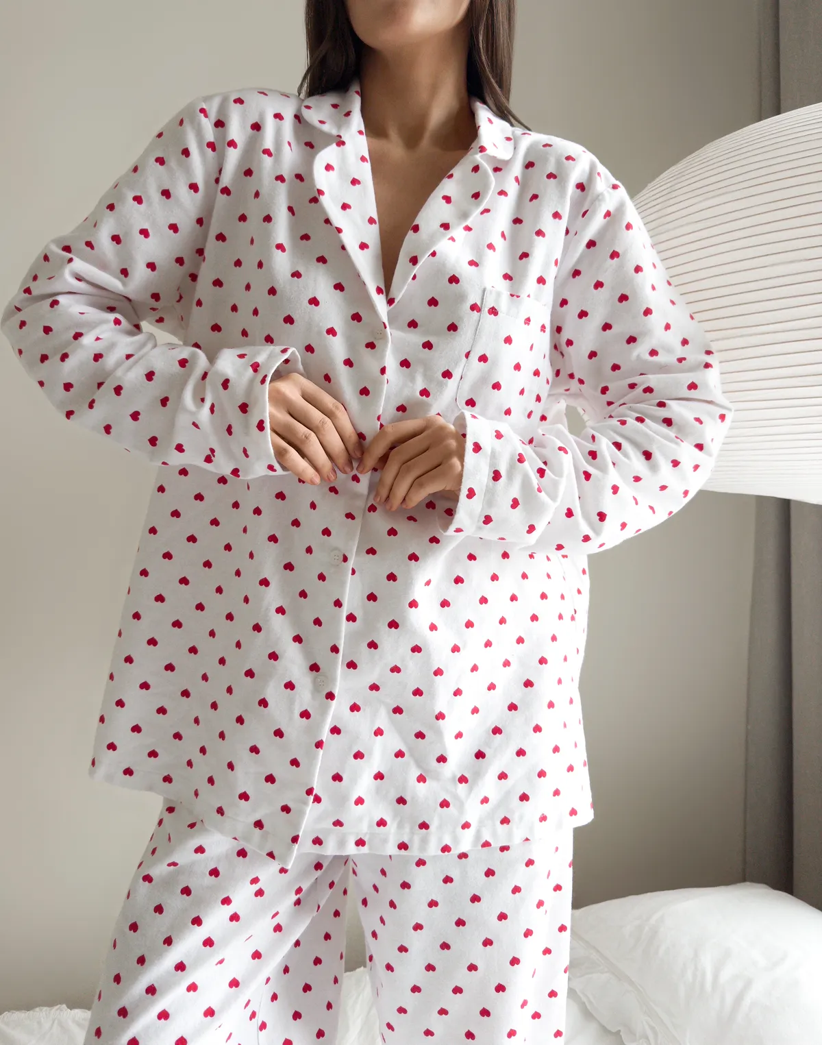 Байкова піжамна сорочка у сердечки, біло-червона - Фото 1
