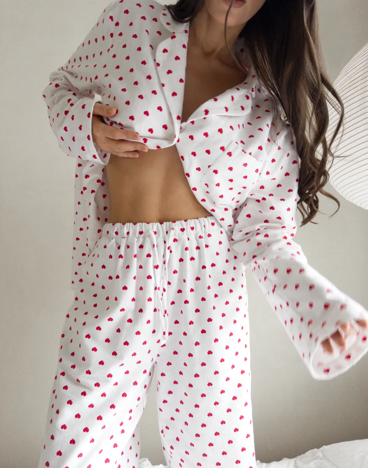 Байкова піжамна сорочка у сердечки, біло-червона - Фото 4