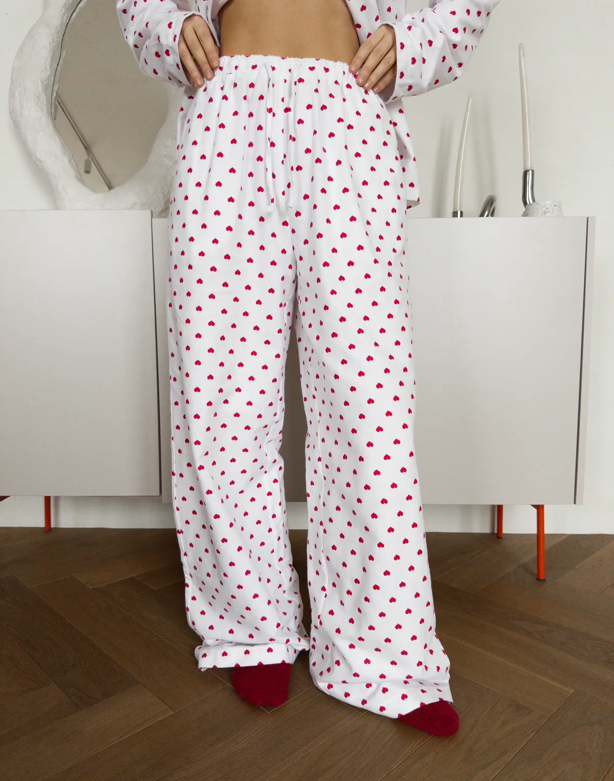 Байкові піжамні штани у сердечки, біло-червоні - Фото 1