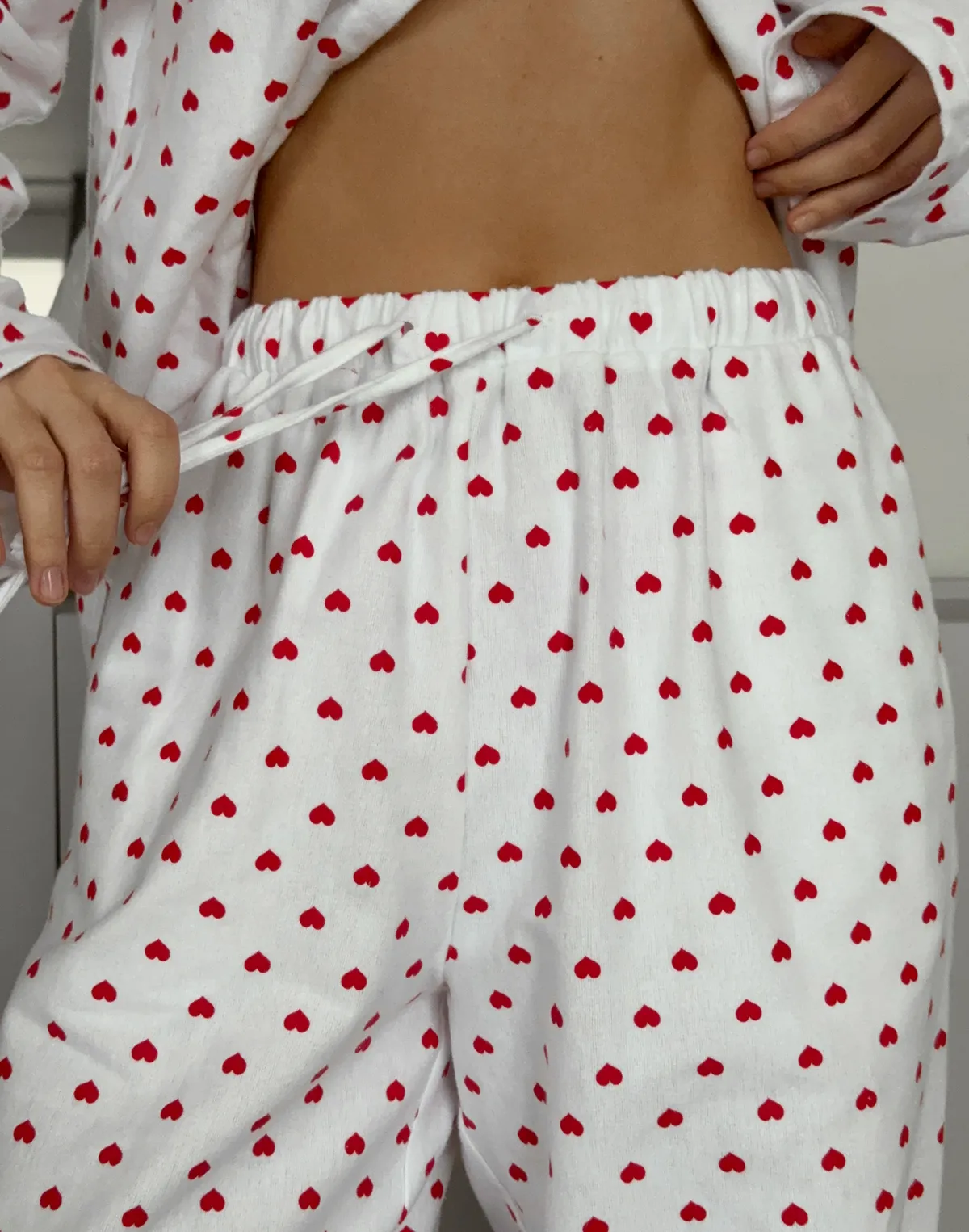 Байкові піжамні штани у сердечки, біло-червоні - Фото 4