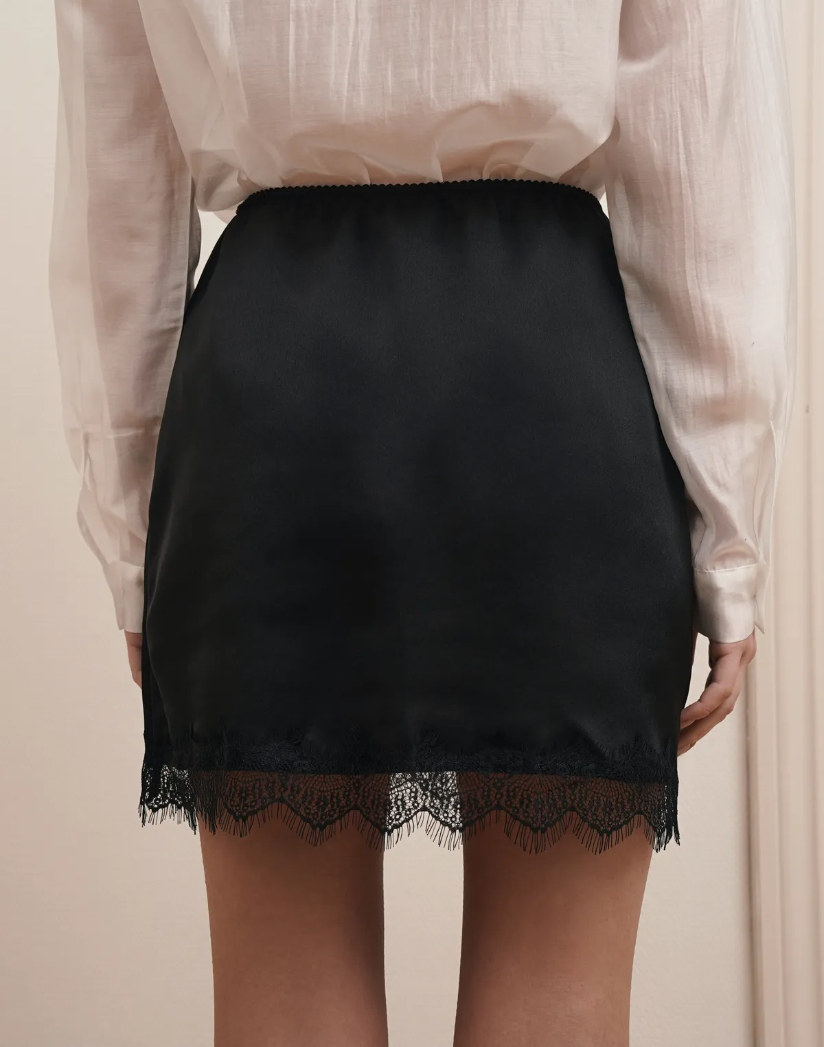 Спідниця міні з мереживом, чорна - Фото 2