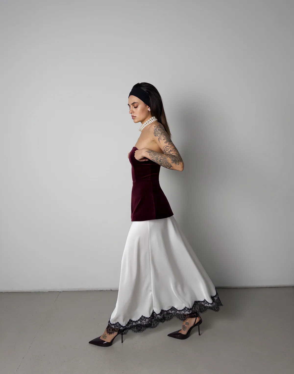 Спідниця максі сатинова з мереживом, біла - Фото 2