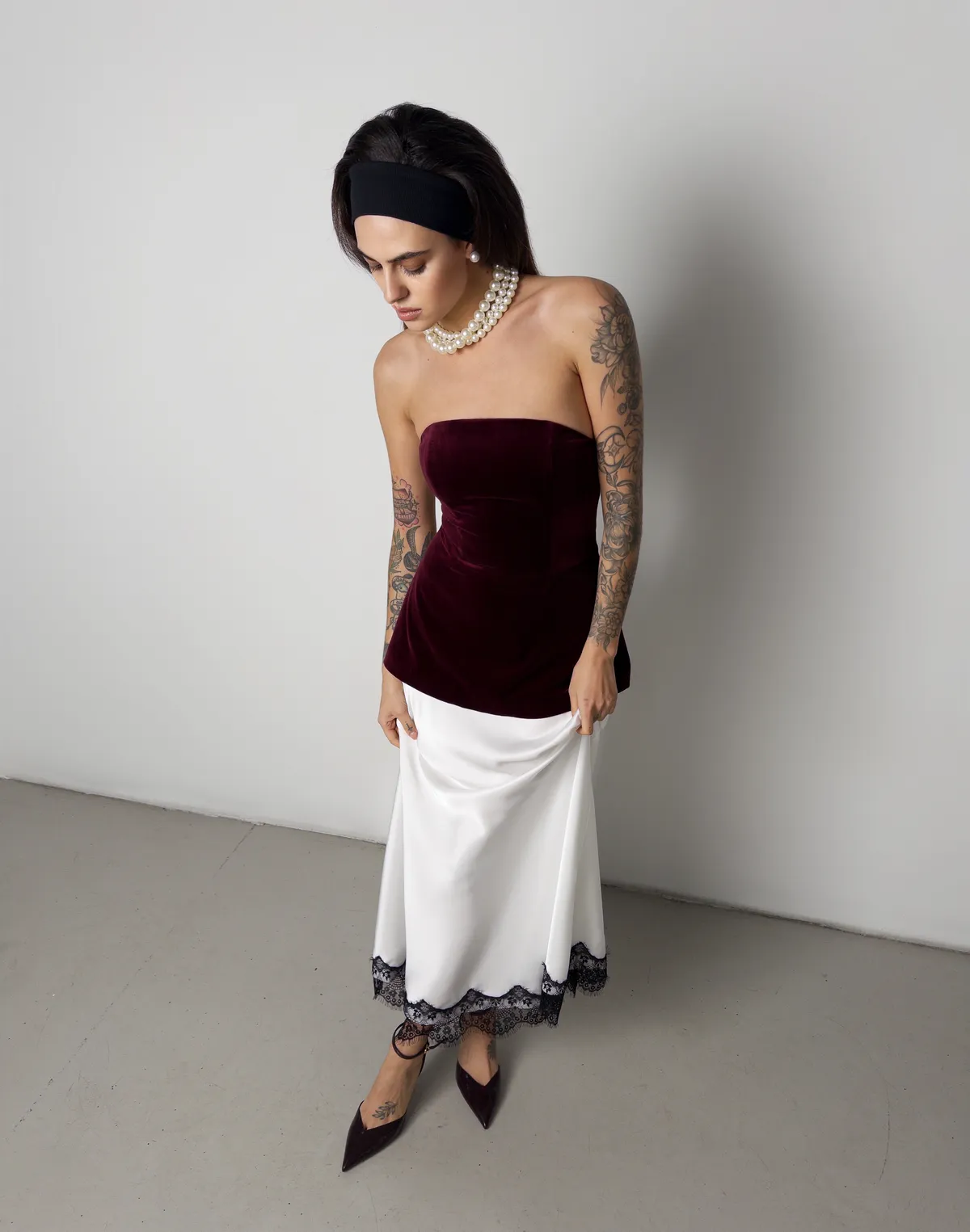 Спідниця максі сатинова з мереживом, біла - Фото 1