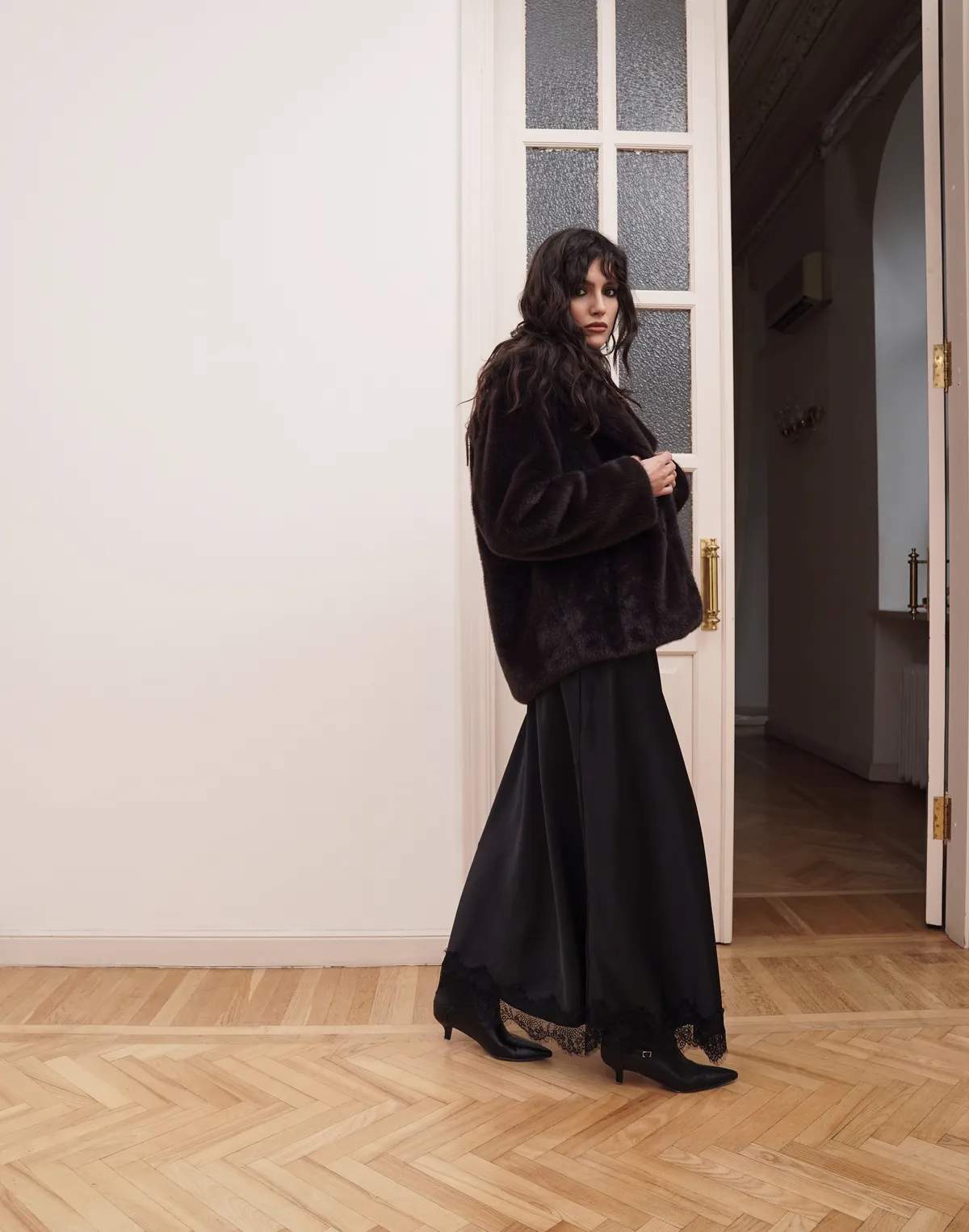 Спідниця максі сатинова з мереживом, чорна - Фото 6