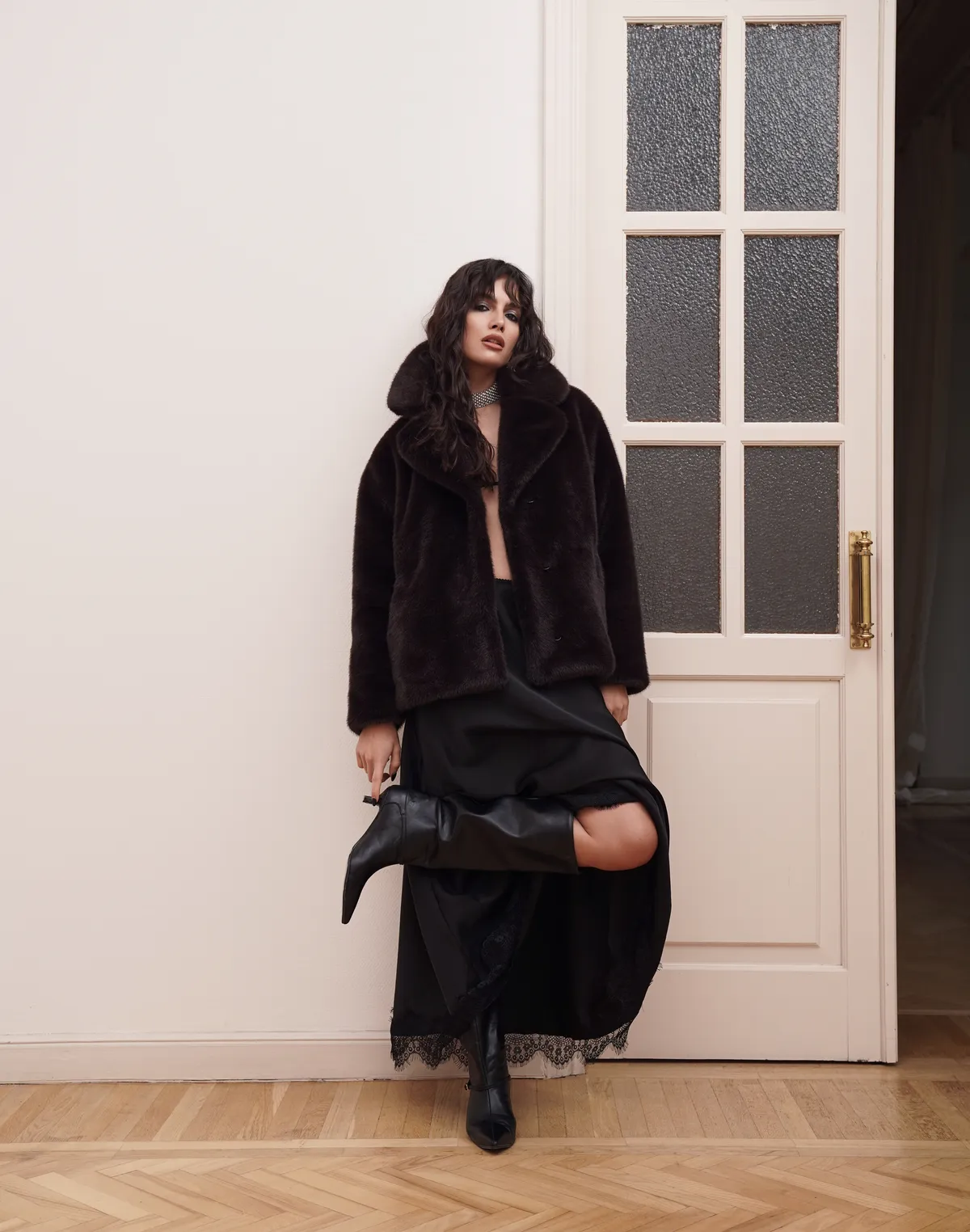 Спідниця максі сатинова з мереживом, чорна - Фото 5