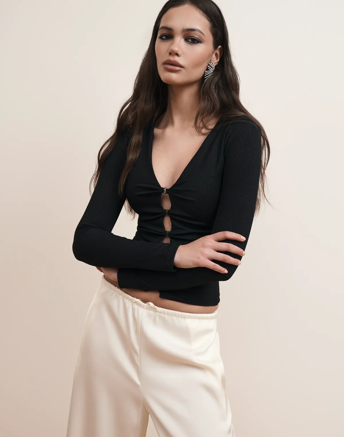 Лонгслів у рубчик на застібках по переду, чорний - Фото 5