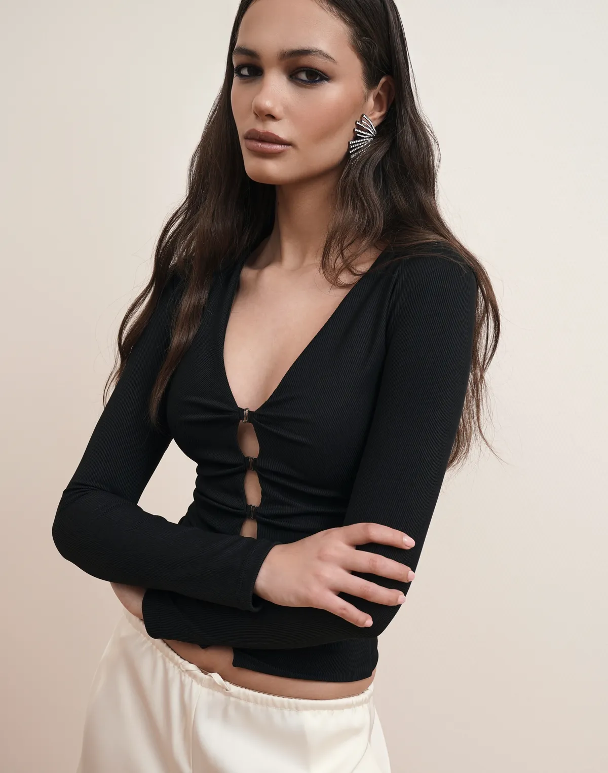 Лонгслів у рубчик на застібках по переду, чорний - Фото 4