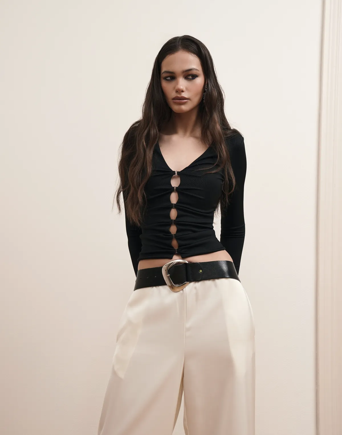 Лонгслів у рубчик на застібках по переду, чорний - Фото 1