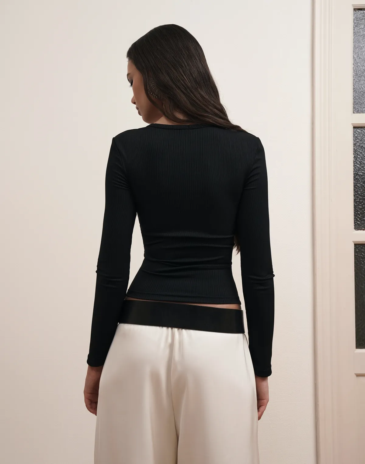 Лонгслів у рубчик на застібках по переду, чорний - Фото 2