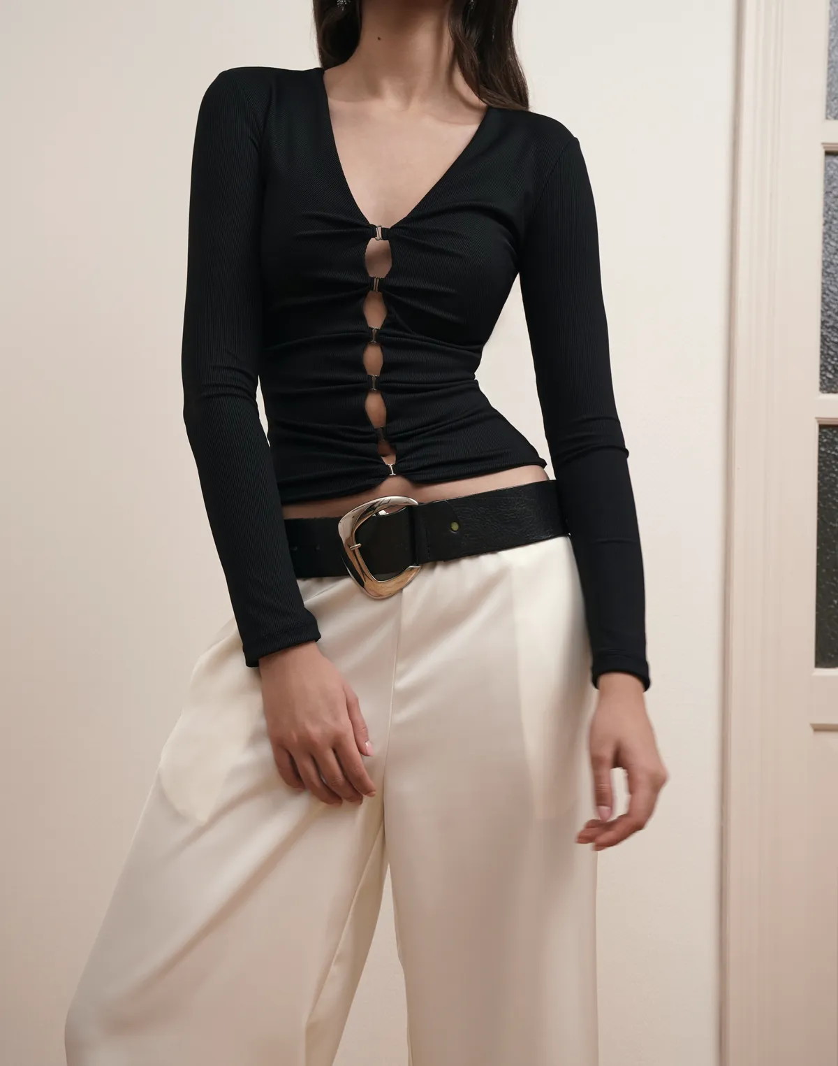 Лонгслів у рубчик на застібках по переду, чорний - Фото 3