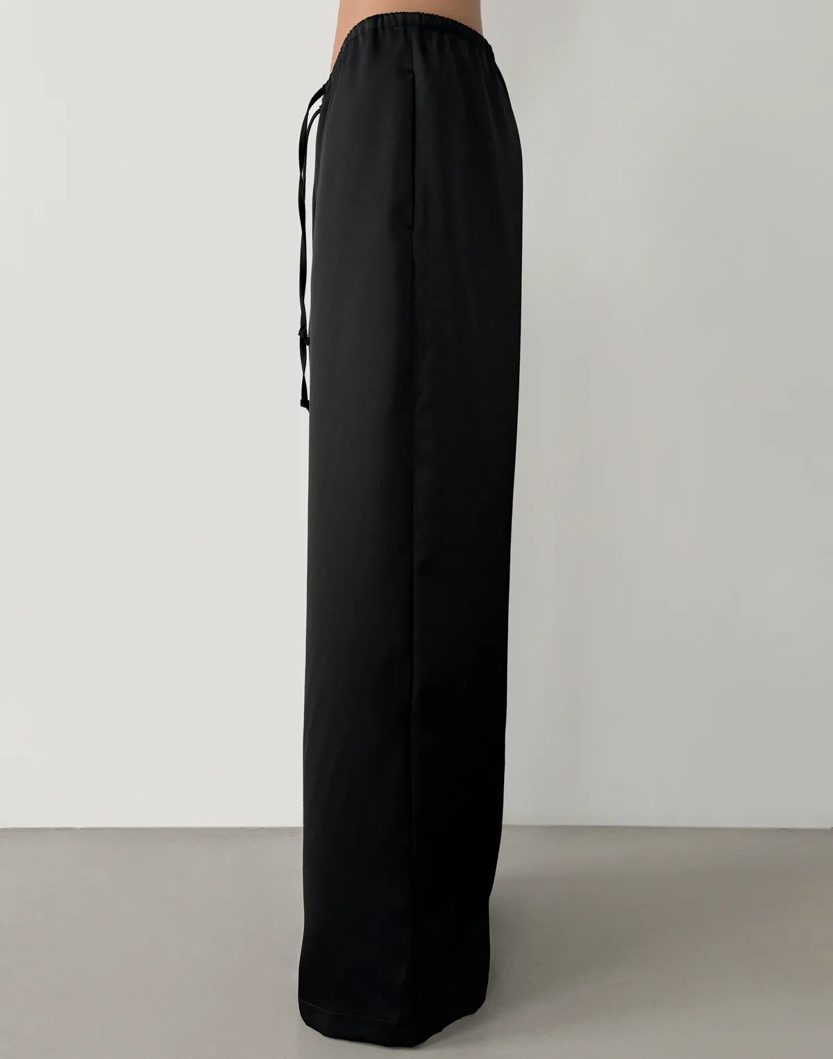 Штани сатинові зі святкової колекції на поясі зі шнурком, чорні - Фото 8