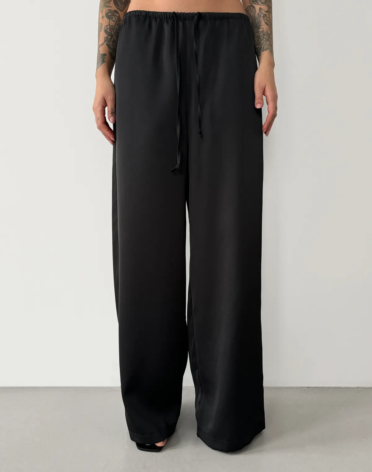 Штани сатинові зі святкової колекції на поясі зі шнурком, чорні - Фото 1