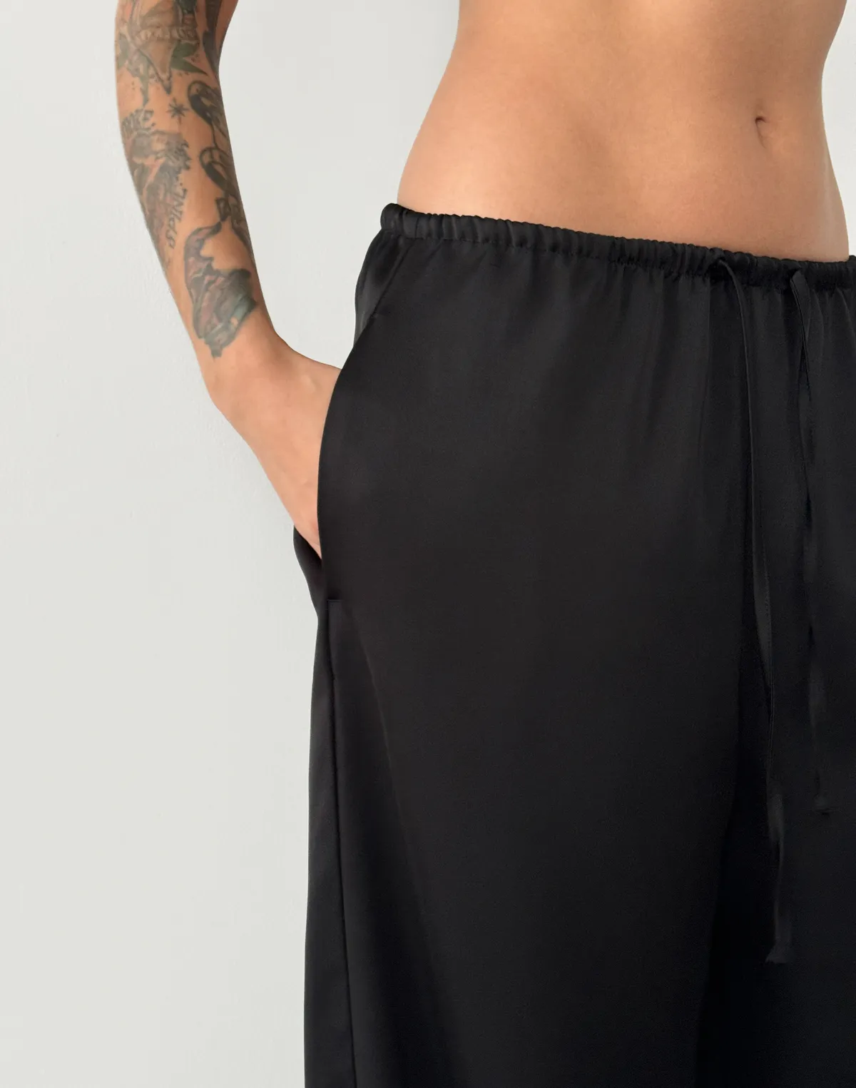 Штани сатинові зі святкової колекції на поясі зі шнурком, чорні - Фото 5