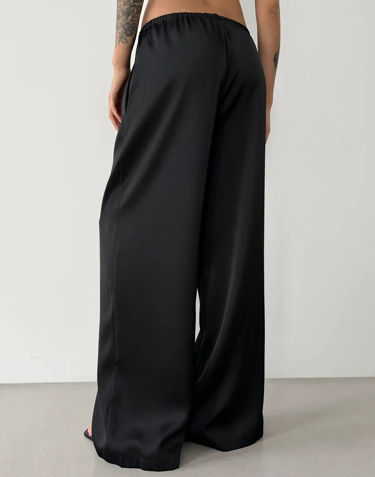 Штани сатинові зі святкової колекції на поясі зі шнурком, чорні - Фото 2