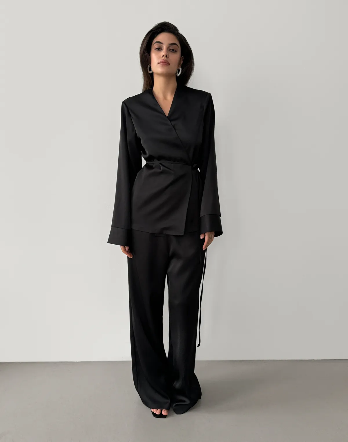 Штани сатинові зі святкової колекції на поясі зі шнурком, чорні - Фото 7