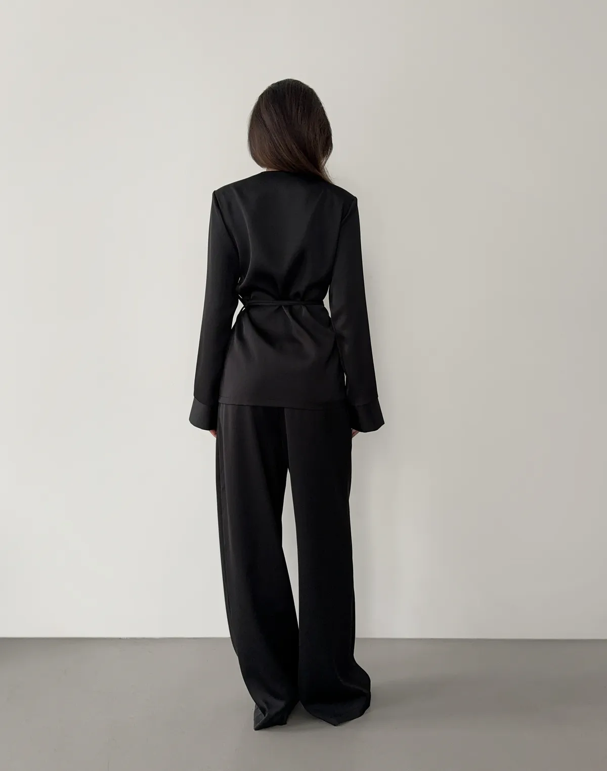 Комплект сатиновий сорочка-кімоно та штани на поясі зі шнурком, чорні - Фото 2