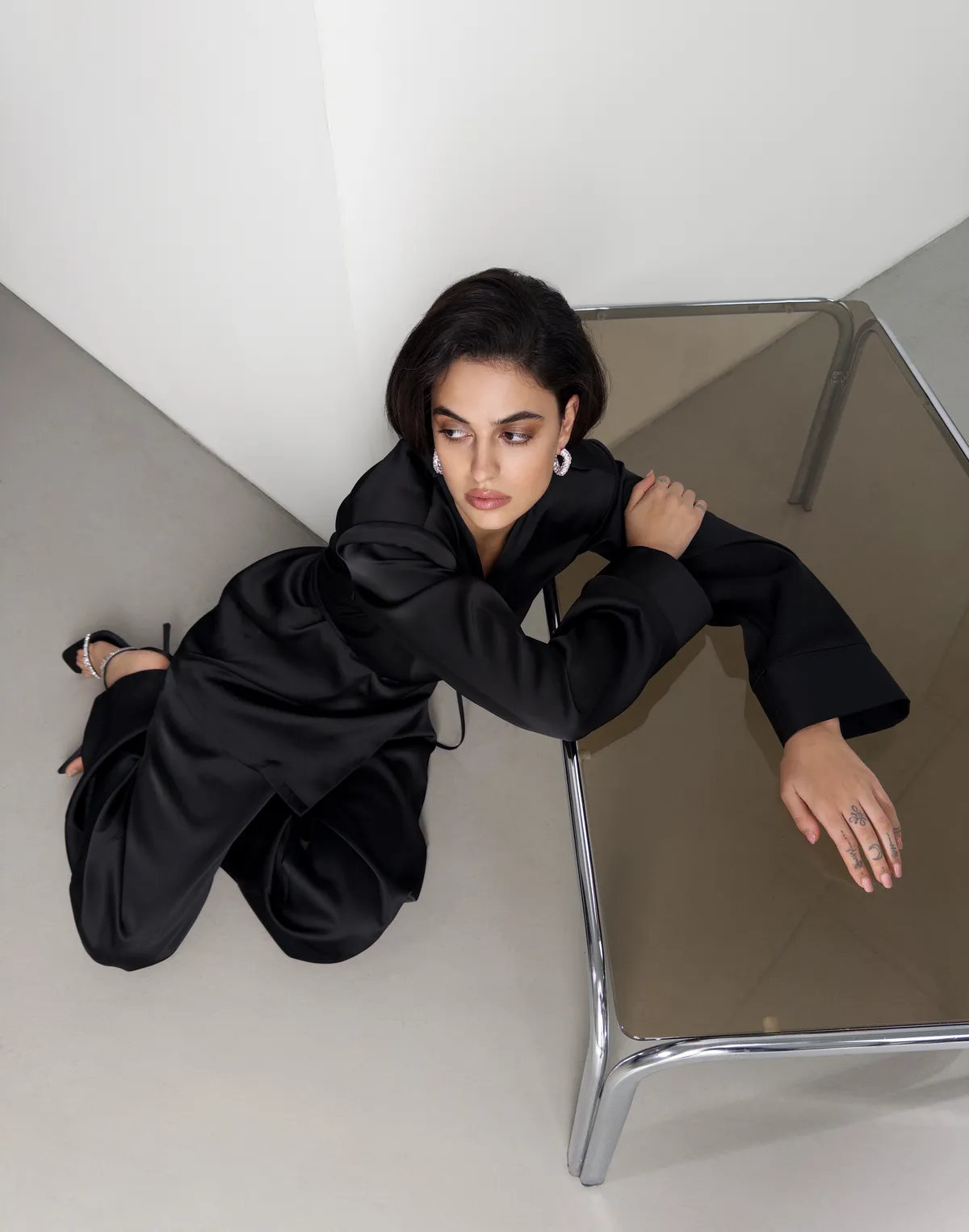 Комплект сатиновий сорочка-кімоно та штани на поясі зі шнурком, чорні - Фото 3