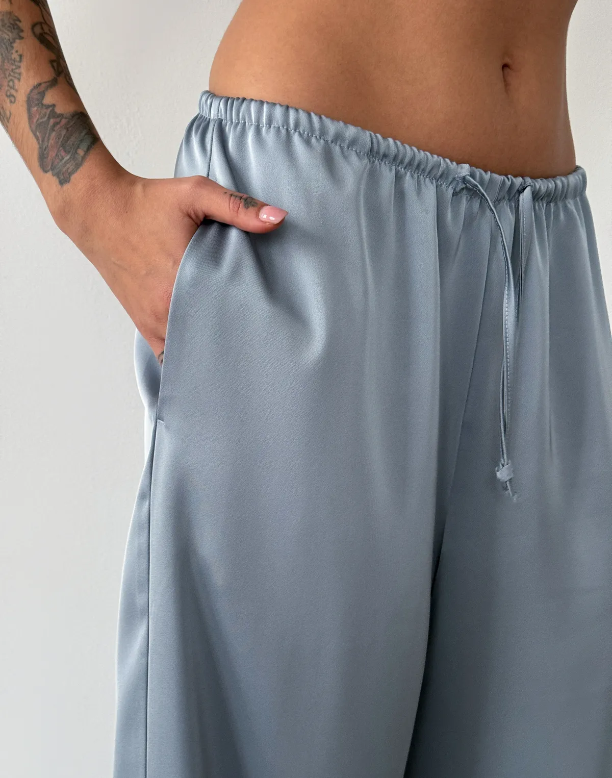 Штани сатинові зі святкової колекції на поясі зі шнурком, блакитні - Фото 6