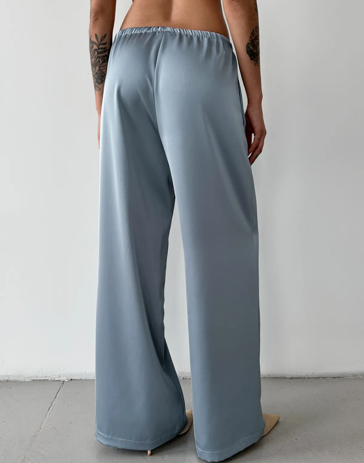 Штани сатинові зі святкової колекції на поясі зі шнурком, блакитні - Фото 2