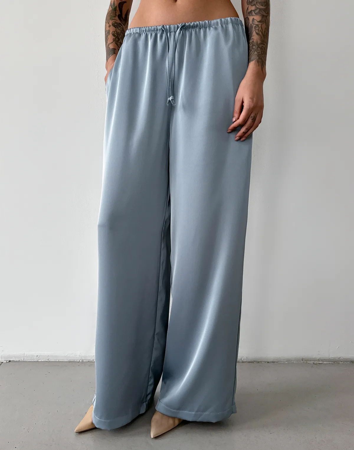 Штани сатинові зі святкової колекції на поясі зі шнурком, блакитні - Фото 1