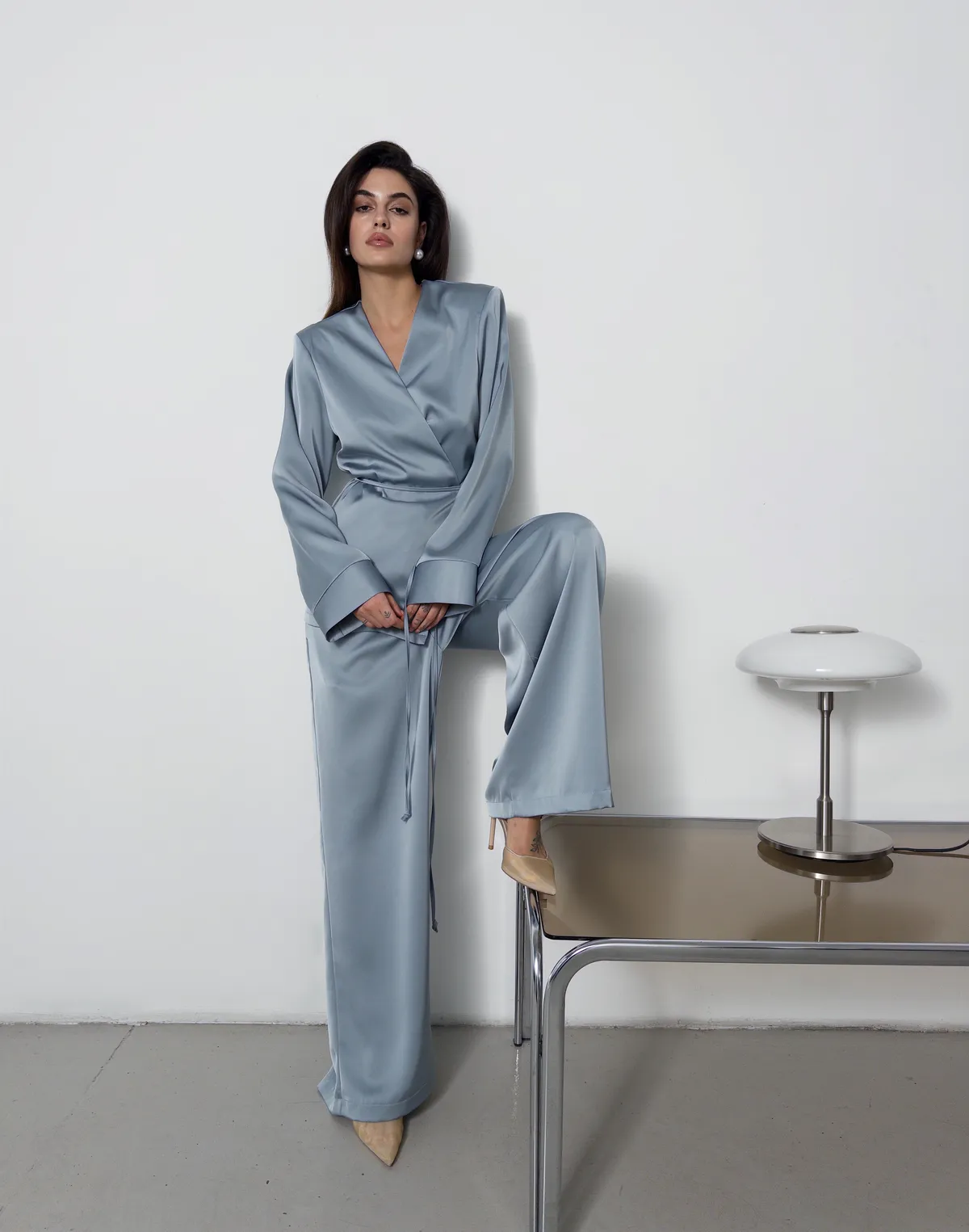 Комплект сатиновий сорочка-кімоно та штани на поясі зі шнурком, блакитні - Фото 5