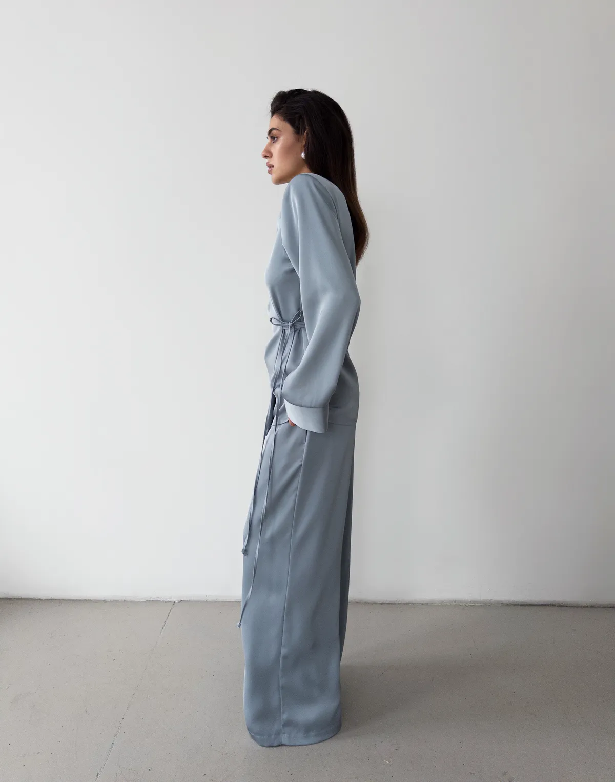 Комплект сатиновий сорочка-кімоно та штани на поясі зі шнурком, блакитні - Фото 4