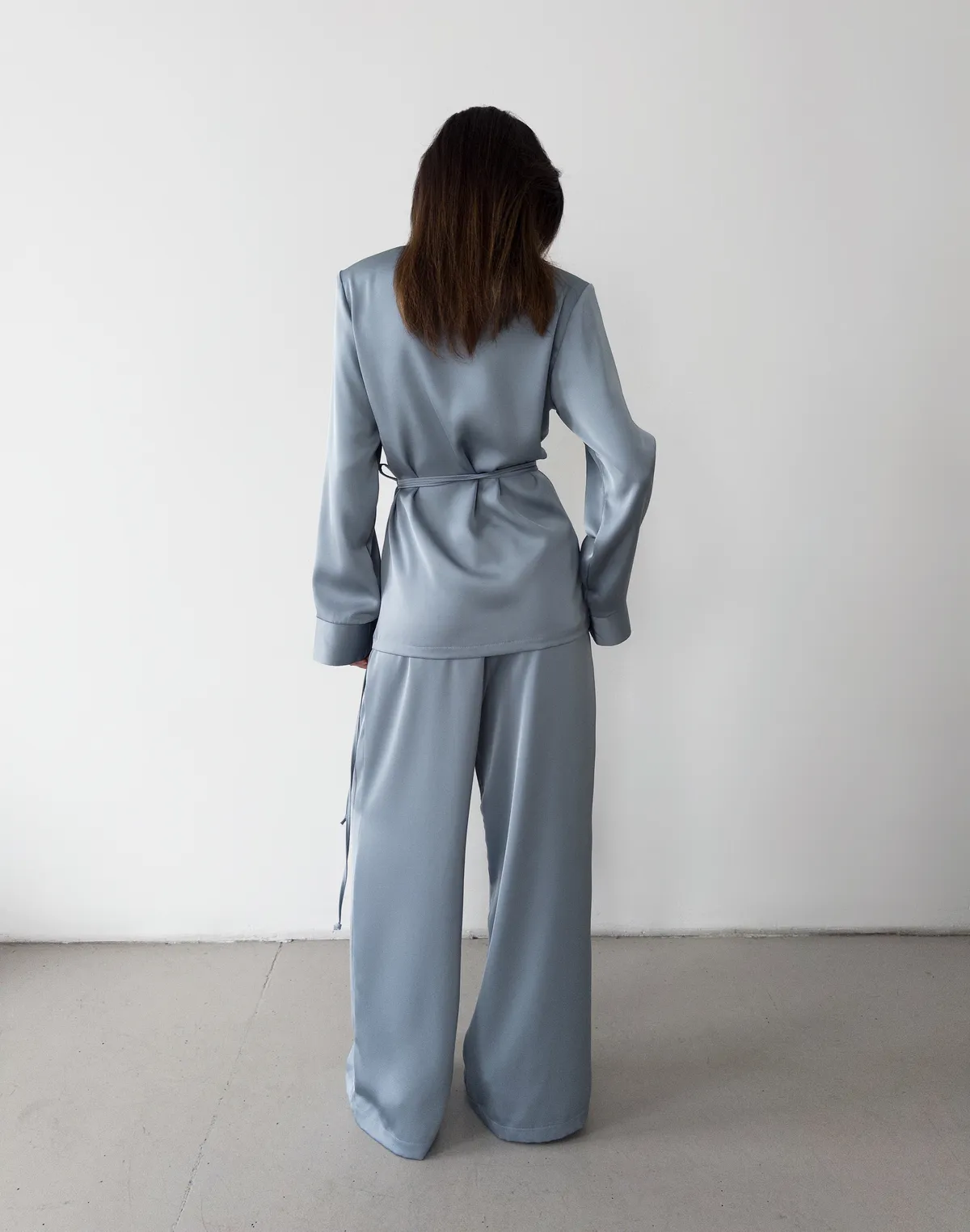 Комплект сатиновий сорочка-кімоно та штани на поясі зі шнурком, блакитні - Фото 2