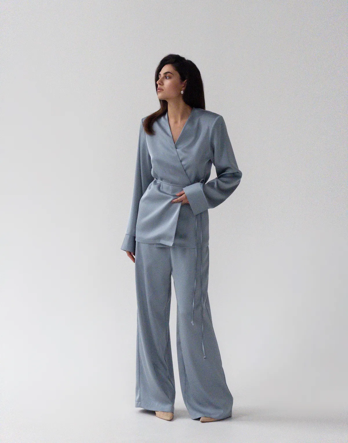 Комплект сатиновий сорочка-кімоно та штани на поясі зі шнурком, блакитні - Фото 1