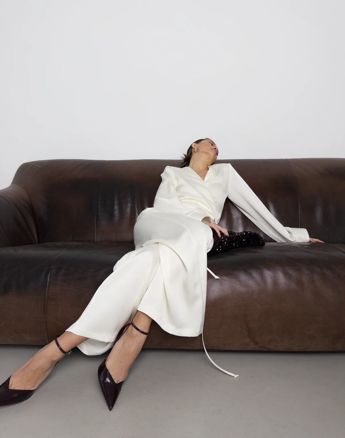 Штани сатинові зі святкової колекції на поясі зі шнурком, молочні - Фото 3