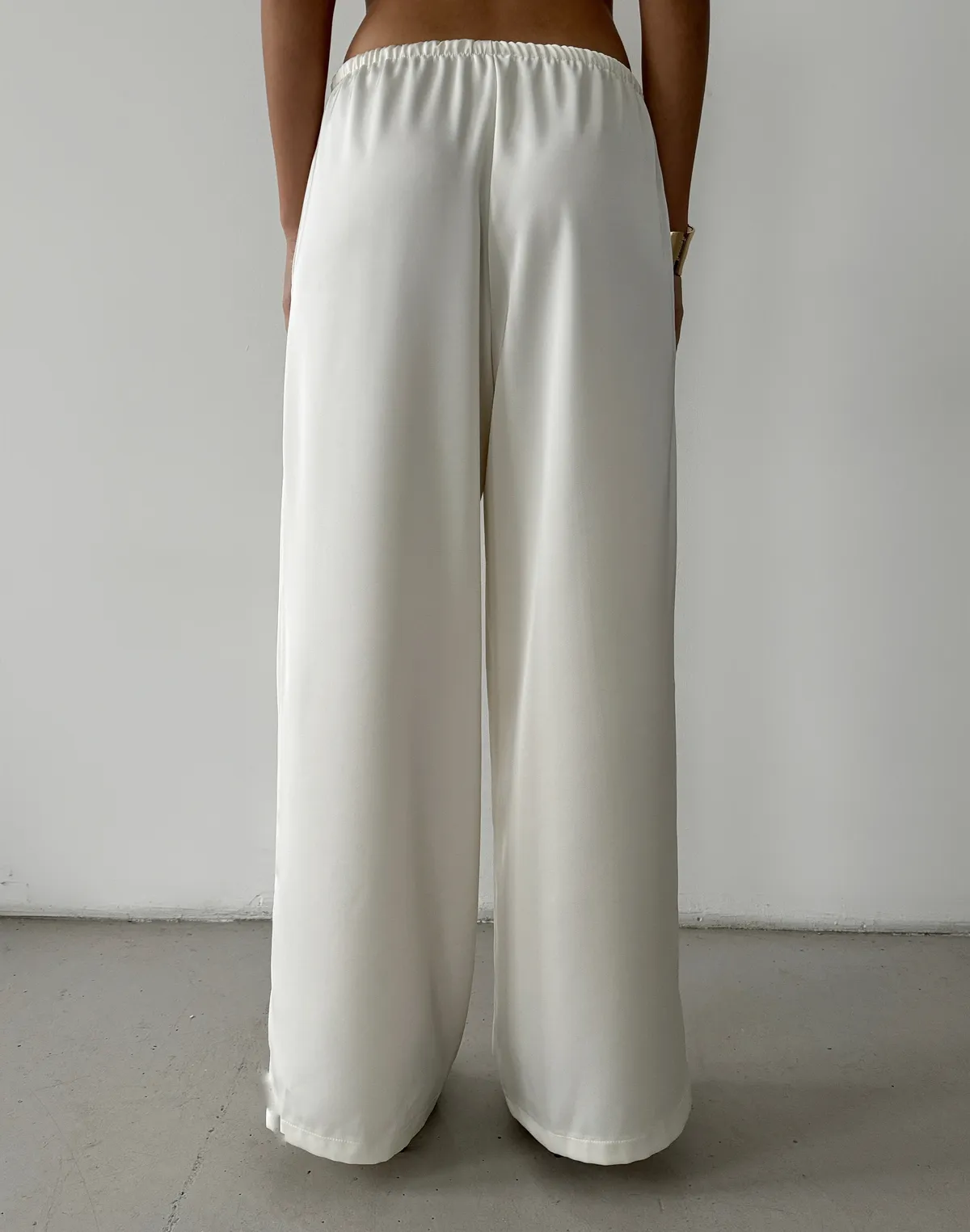 Штани сатинові зі святкової колекції на поясі зі шнурком, молочні - Фото 2