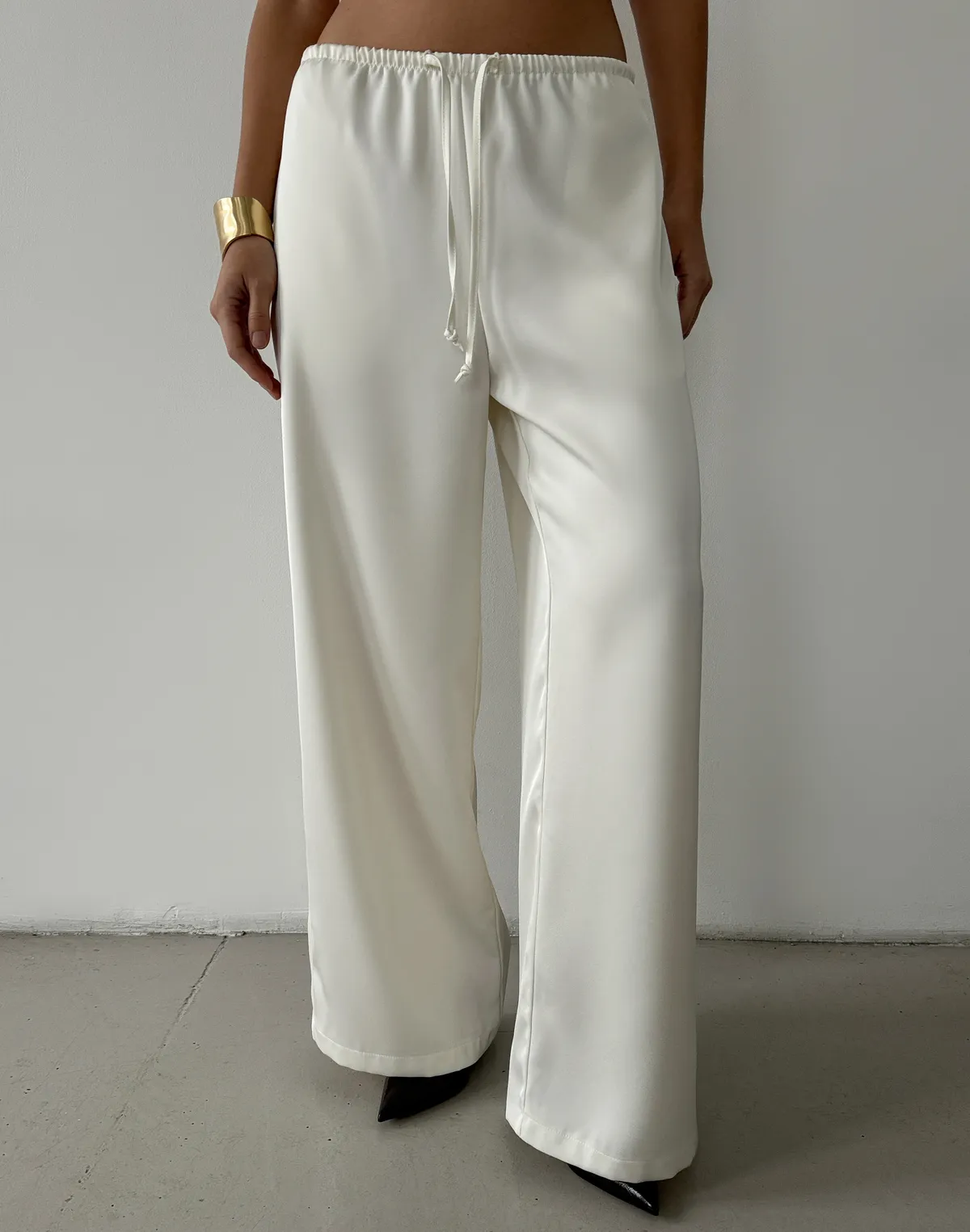 Штани сатинові зі святкової колекції на поясі зі шнурком, молочні - Фото 1