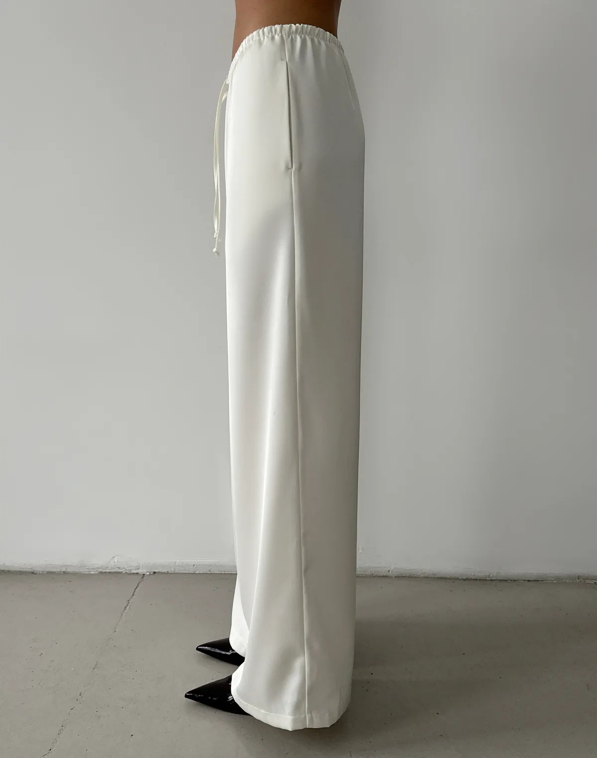 Штани сатинові зі святкової колекції на поясі зі шнурком, молочні - Фото 6