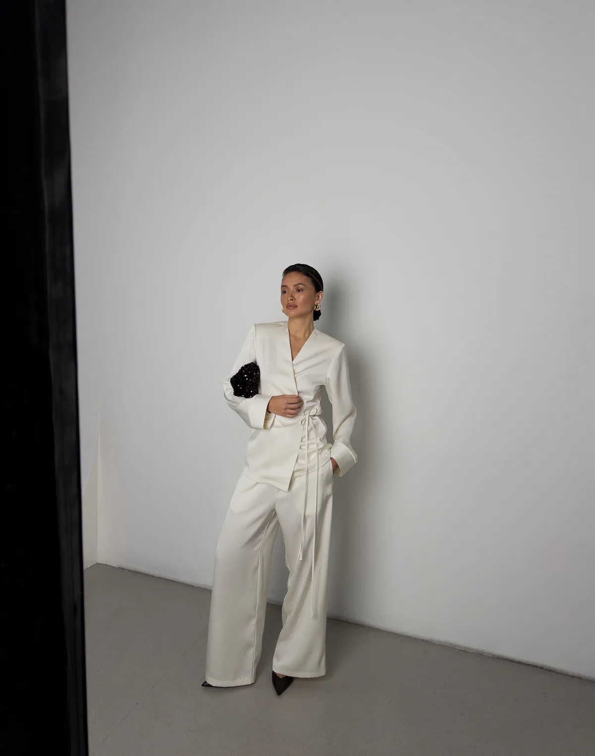 Штани сатинові зі святкової колекції на поясі зі шнурком, молочні - Фото 5