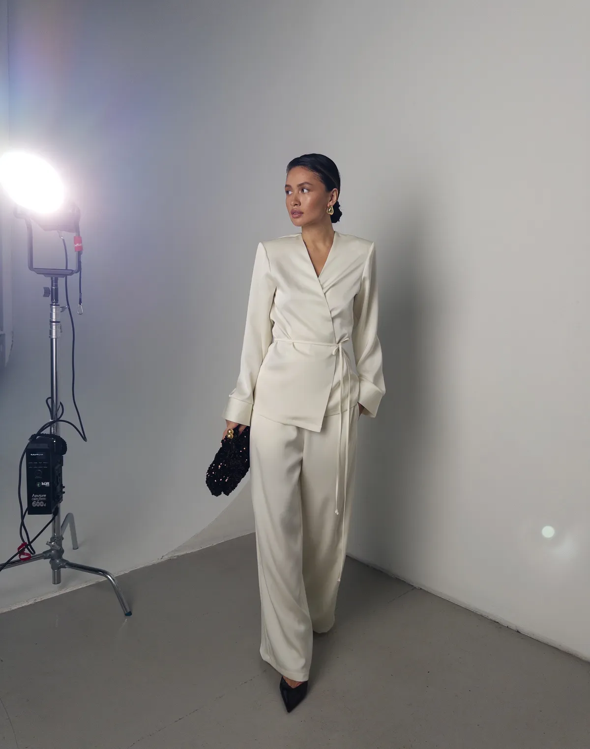 Штани сатинові зі святкової колекції на поясі зі шнурком, молочні - Фото 4