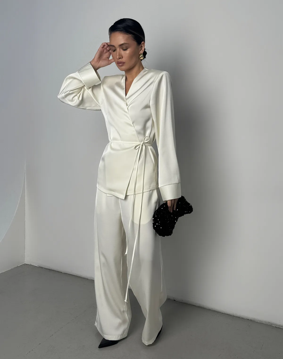 Штани сатинові зі святкової колекції на поясі зі шнурком, молочні - Фото 8