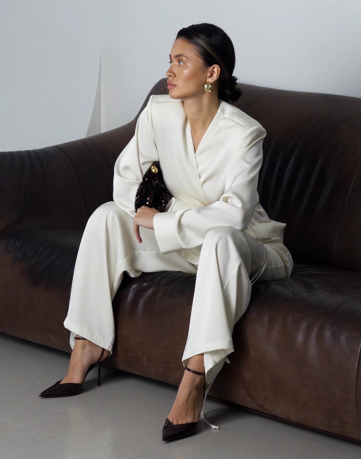 Штани сатинові зі святкової колекції на поясі зі шнурком, молочні - Фото 7